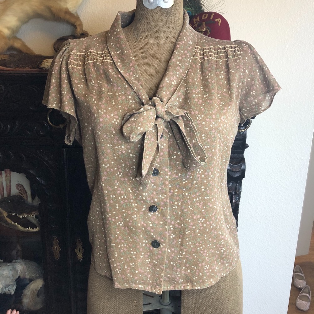Adorable Vintage sheer “Byer” Floral Button up top